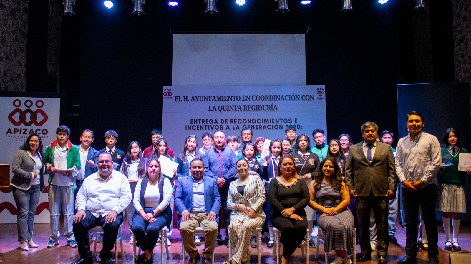 Gobierno de Apizaco reconoce la excelencia académica con incentivos económicos a estudiantes destacados